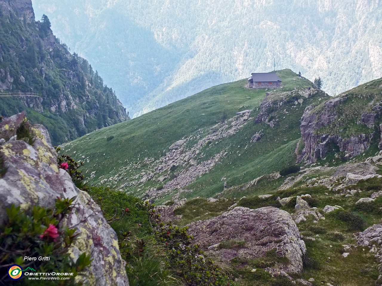 63 Vista sul Bivacco Tre Pizzi (2050 m).JPG